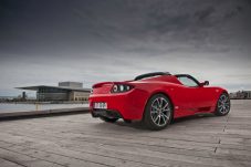 Une Tesla Roadster rouge de l'arrière