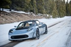 Une Tesla Roadster grise sur la neige