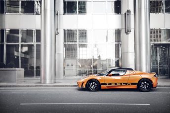La Tesla Roadster 2012 en orange de côté