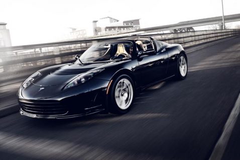Une Tesla Roadster noire sur la route