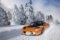Une Tesla Roadster orange sur la neige