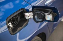 La trappe de recharge se situe à l'arrière du côté droit