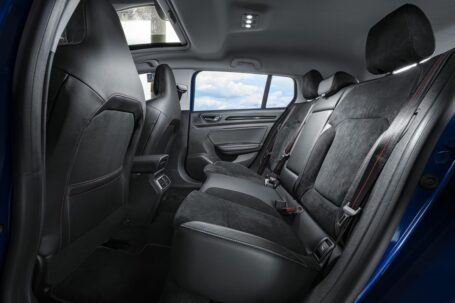 La Megane hybride rechargeable offre 5 places à son bord