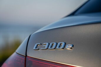L'inscription 300 e à l'arrière de la Mercedes Classe C berline hybride rechargeable