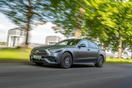La Mercedes Classe C 300 e gris mat en mouvement