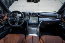 L'intérieur de la Mercedes Classe C 300 e (hybride rechargeable essence)