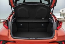 La batterie du C-HR étant logée sous les sièges arrière, elle n'empiète pas sur le volume du coffre