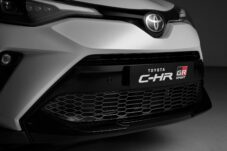 Le C-HR GR Sport reçoit une calandre chromée mate et un nouveau becquet