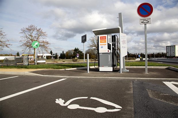 Voiture électrique : comment préparer un long trajet ?