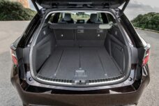 La Corolla hybride break offre 596 l de volume du coffre