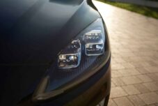 Les phares Ford Dynamic Full LED, disponibles dès la finition ST-Line, permettent un éclairage d'angle