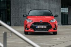 Rétroviseur repliés, la Yaris mesure 1745 mm de large