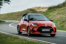 La citadine hybride de Toyota est capable de rouler en full éléctrique jusqu'à une vitesse de pointe de 130 km/h