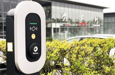 PSA équipe ses sites de bornes de recharge pour véhicules électriques