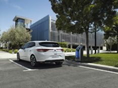 megane-e-tech-berline-02