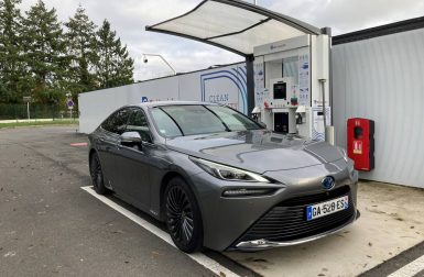 Faire le plein de sa voiture à hydrogène, un futur danger pour la planète ?