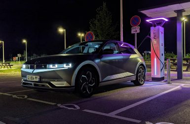 Supertests 2022 : quelles voitures électriques ont les meilleures puissances de recharge moyenne ?