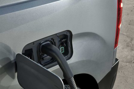 De série, l'e-Doblo est équipée d'un chargeur Type 2 de 7.4 kW