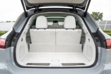 Le coffre du Mercedes EQS SUV sans la banquette arrière rabattue