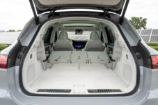 Le coffre du Mercedes EQS SUV avec la banquette arrière rabattue