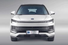 Les dimensions de l'e-JS4 : 4410 mm de long sur 1800 mm de large et 1660 mm de haut