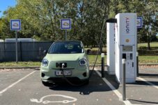 La trappe de recharge se situe sur la face du véhicule