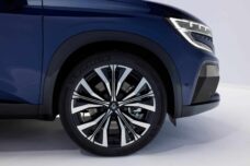 Par défaut, l'Espace est équipé de roues de 19 pouces en finition Techno