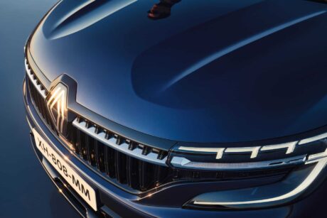 Le SUV hybride Espace adopte le même style que l'Austral