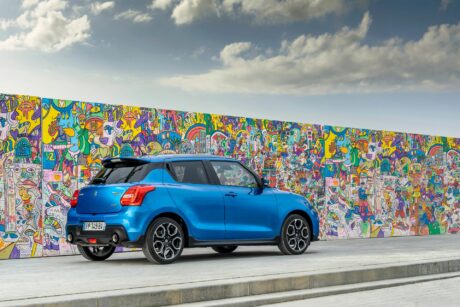 A l'arrière, on trouve une double sortie d'échappement "à l'ancienne"