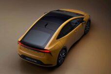 La Prius 5 développe une puissance totale de 223 ch (164 kW) avec le moteur thermique et électrique