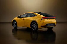 Le moteur thermique de la nouvelle Prius est un 2.0 l qui développe 152 ch (112 kW)