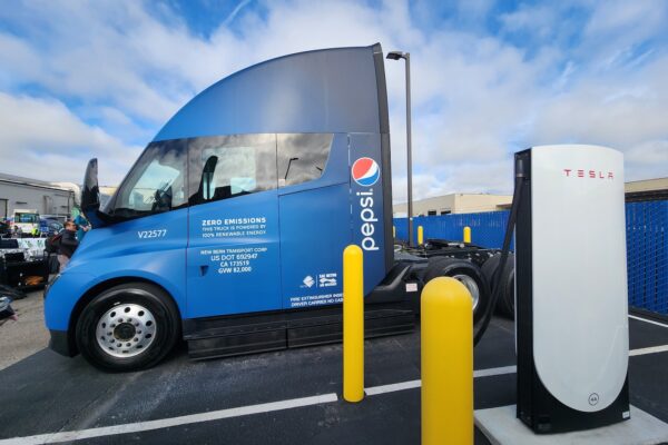 Camion électrique – Pepsi dévoile sa flotte de 21 Tesla Semi fortement subventionnée