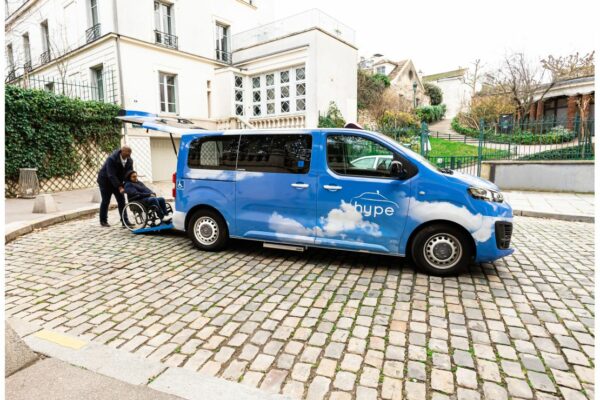 Stellantis déploie 50 taxis à hydrogène adaptés aux personnes à mobilité réduite