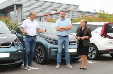 Reportage – Dans ce magasin Mobalpa, on vante les atouts de la voiture électrique