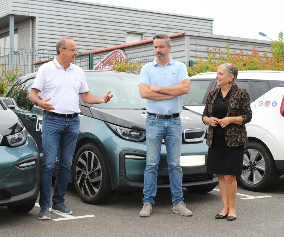 Reportage – Dans ce magasin Mobalpa, on vante les atouts de la voiture électrique