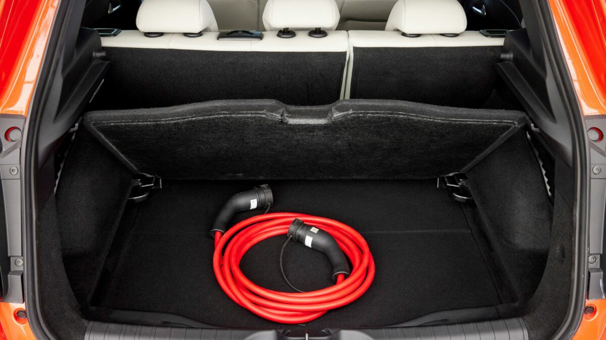 La Fiat 600 électrique bénéficie d'une puissance de recharge maximale de 11 kW en courant continu (AC), tandis que la recharge en courant alternatif (DC) atteint une puissance de 100 kW.