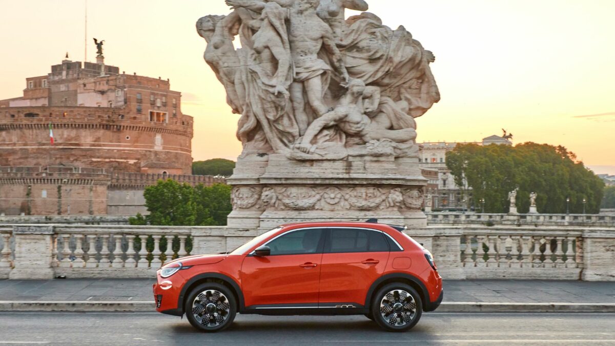 La Fiat 600e électrique mesure 4171 mm de long, 1523 mm de haut et 1781 mm de largeur