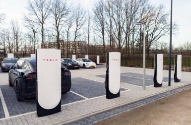 Superchargers Tesla V4 : le paiement par carte bancaire sera possible