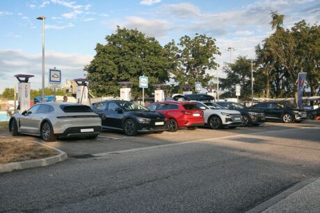 Voyage-electrique-borne-de-recharge-autoroute-a7-aire-01