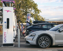 Reportage – Le chassé-croisé en voiture électrique : une journée en enfer sur l’autoroute A7 ?