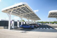 Voyage-electrique-borne-de-recharge-autoroute-a7-aire-10