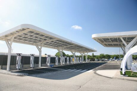 Voyage-electrique-borne-de-recharge-autoroute-a7-aire-12