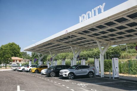 Voyage-electrique-borne-de-recharge-autoroute-a7-aire-16