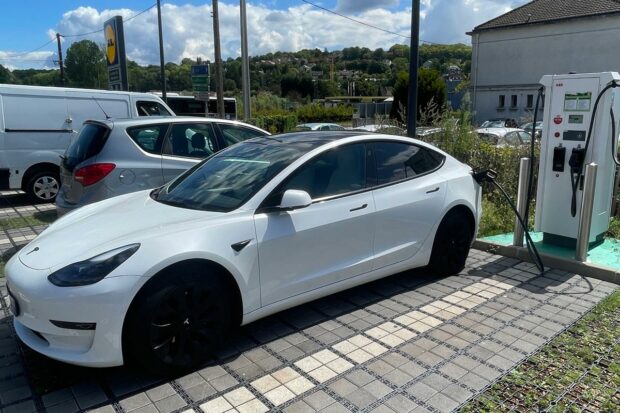 Témoignage – Arnauld roule en Tesla Model 3 sans avoir de solution de recharge chez lui